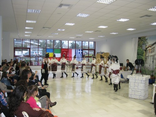 Το εφηβικό τμήμα του Λαογραφικού - Μουσικοχορευτικού Συλλόγου Ασβεστοχωρίου χόρεψε παραδοσιακούς χορούς κατά την εκδήλωση της παρουσίασης του παραδοσιακού εθίμου "τσάλμα" στο Δημαρχείο. Πέντε μαθήτριες - χορεύτριές του συμμετέχουν στο πρόγραμμα Comenius