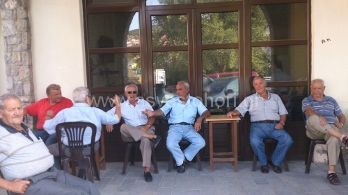 Χωρίς να αλλάξουν τις καθημερινές τους συνήθειες πέρασαν την 1η Οκτωβρίου, ηλικιωμένοι του Ασβεστοχωρίου. Άλλοι απολαμβάνοντας το φθινοπωρινό πρωινό έξω από το ΚΑΠΗ...