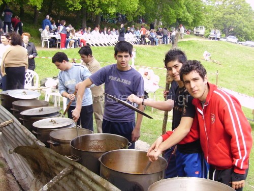 Ετοιμασία του κουρμπανιού στο Κουρί, από μέλη της Νεανικής Εστίας, το 2007