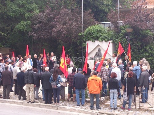 Στιγμιότυπο από τη χθεσινή κατάθεση στεφανιών στο μνημείο του Τάσου Τούση