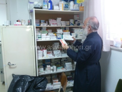 Ο π. Βασίλειος ενώ ταξινομεί φάρμακα που προσφέρθηκαν στο Κοινωνικό Φαρμακείο