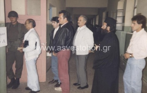 Ψηφοφόροι στο Ασβεστοχώρι περιμένουν τη σειρά τους για να ψηφίσουν. Το στιγμιότυπο είναι από τις εκλογές του 1990, όταν ακόμη υπήρχαν στα εκλογικά τμήματα... στρατιώτες